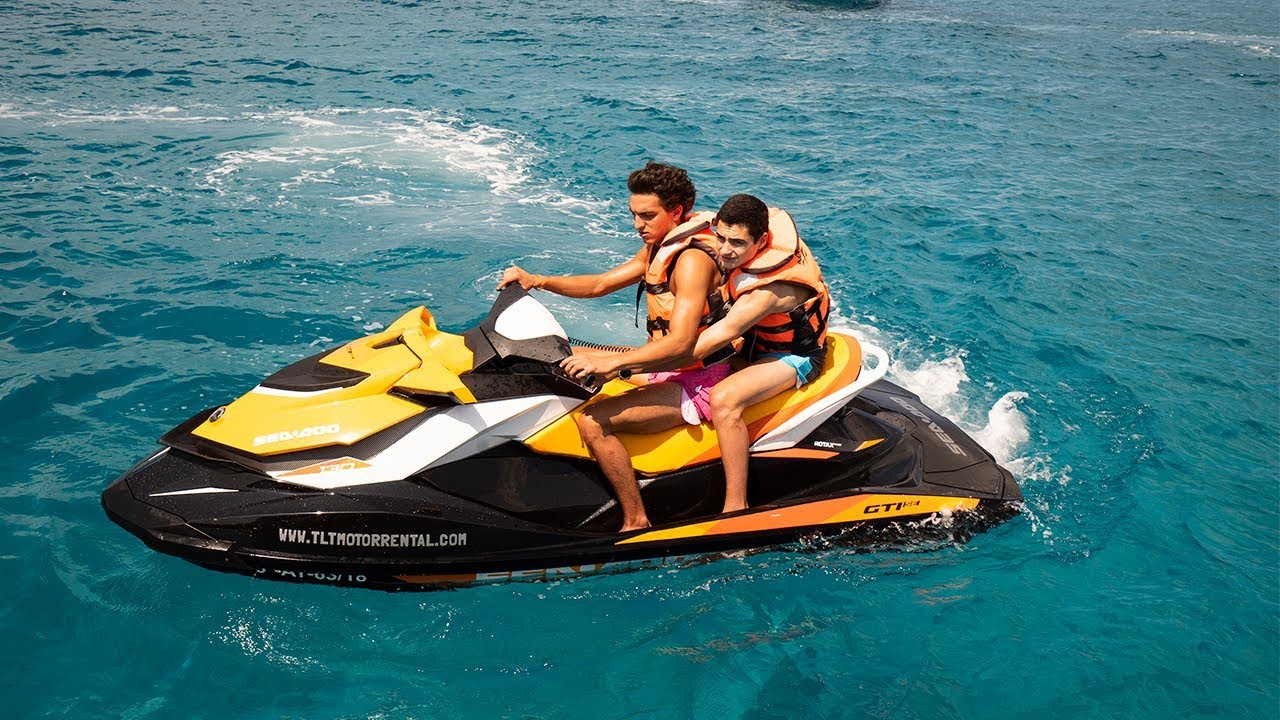 ¿Hay algún tipo de restricción sobre donde se pueden utilizar las motos de agua alquiladas por horas en Ibiza?
